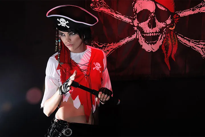 Mujer con traje de pirata en Kinky on Board en Hotel The Sian Ka'an at Grand Sens