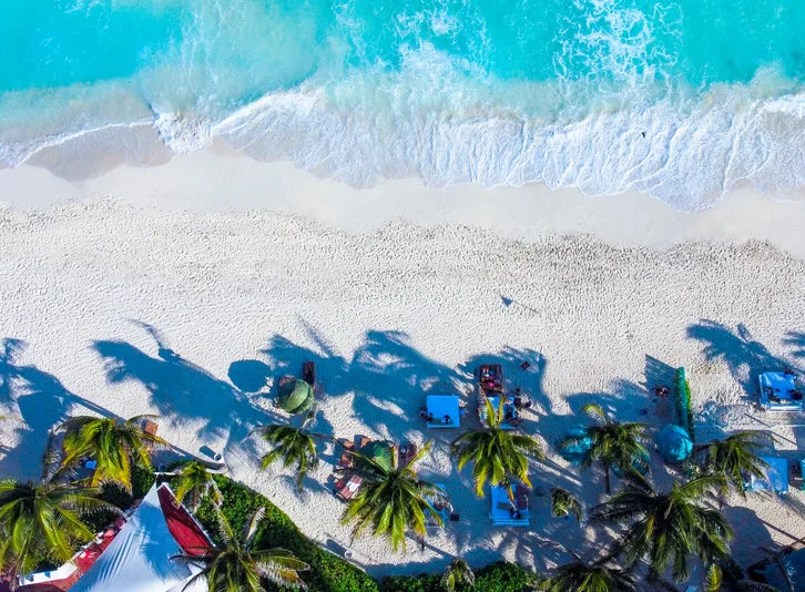 Vista aerea de hotel Grand Oasis Cancún con playa
