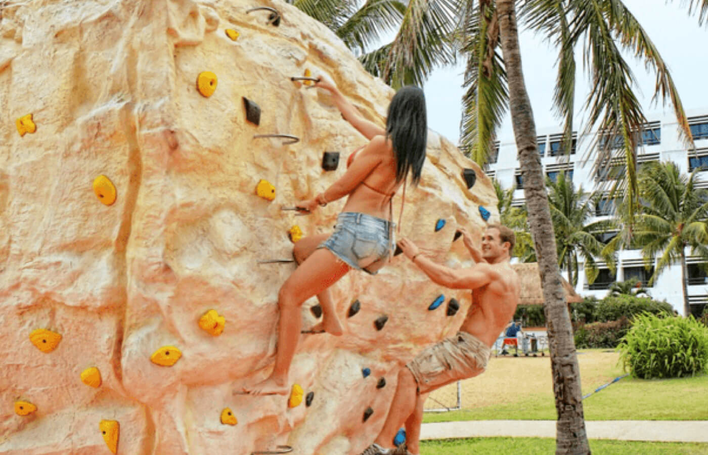 Pareja escalando en pared en Hotel The Pyramid at Grand Cancun