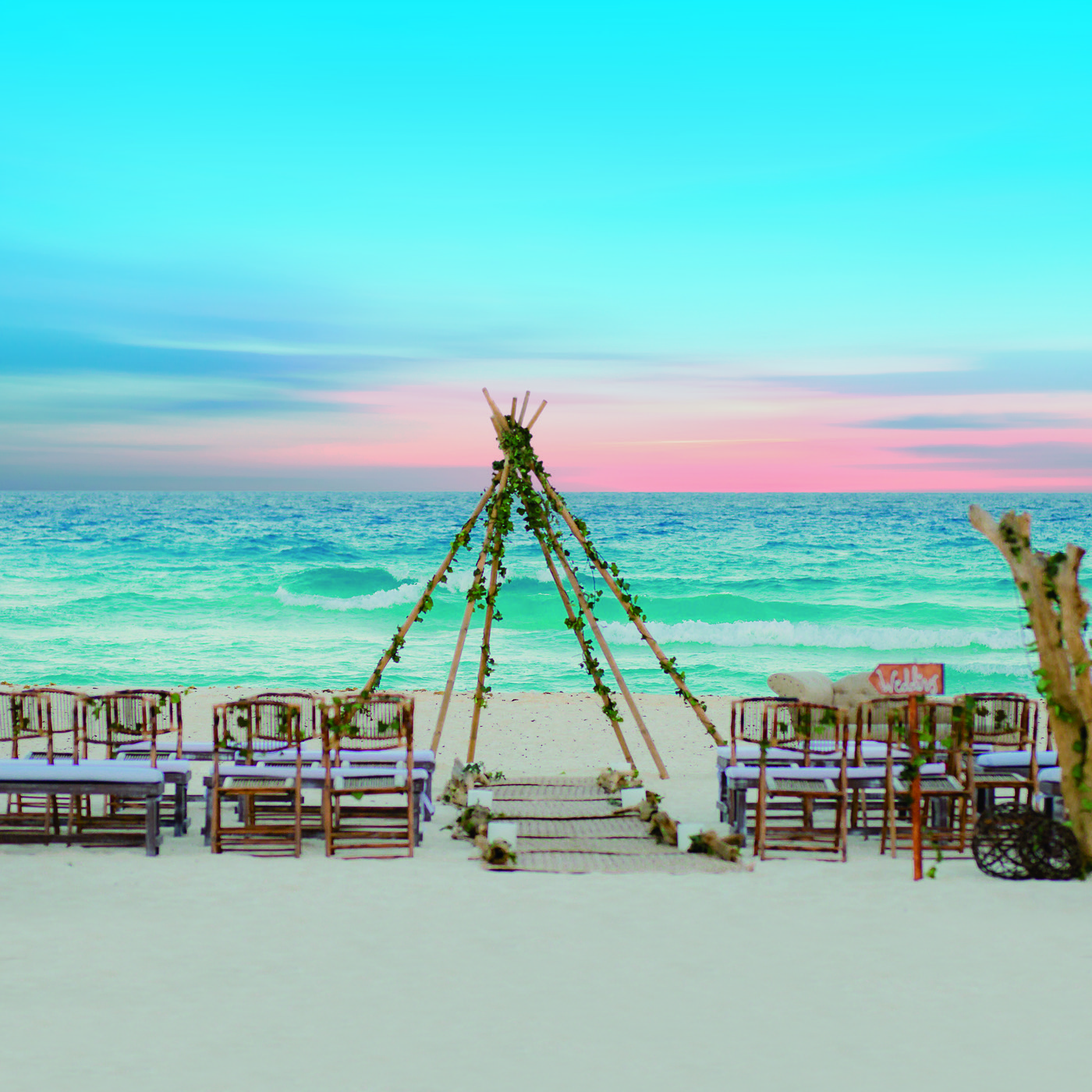 Altar junto al mar decorado en colores morado y verde en el Hotel The Pyramid at Grand Oasis