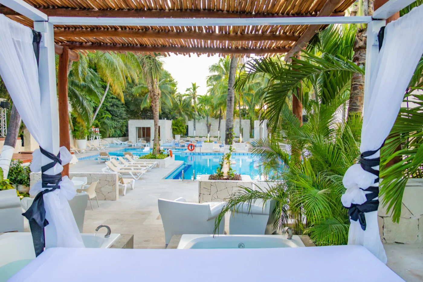 Area de Albercas en Hotel Oh! Cancun The Urban Oasis
