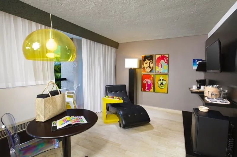 Lounge room in Junior room decorated with pop pictures and balcony hotel Oh! The Urban Oasis